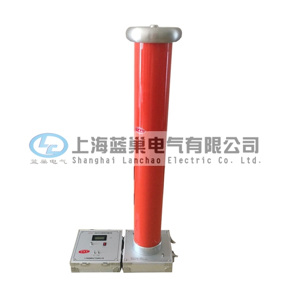 FRC系列交直流高壓分壓器（千伏表）通過儀表線與高壓測量端相連，可實(shí)現(xiàn)遠(yuǎn)距離清晰讀數(shù)使用安全、方便。輸入阻抗高，線性度好，采用特殊的屏蔽技術(shù)，減少高壓對示值的影響，從而實(shí)現(xiàn)高穩(wěn)定度，高線性度。