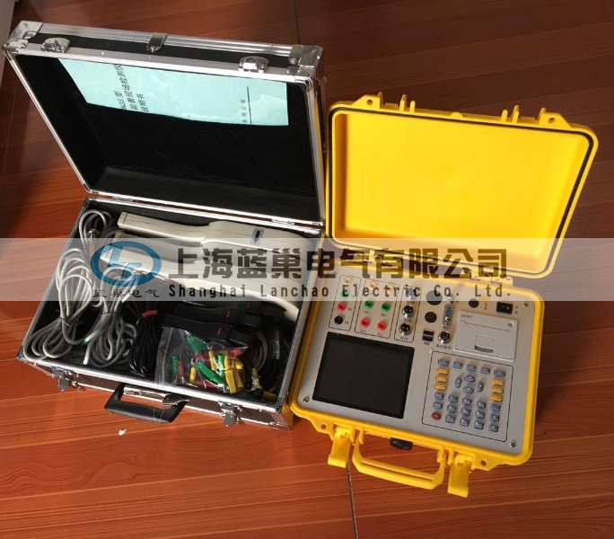 三相電能表現(xiàn)場校驗儀采用大屏幕彩色液晶作為顯示器，全中文圖形化操作界面并配有漢字提示信息、多參量顯示的液晶顯示界面，人機(jī)對話界面友好，向量圖顯示及接線判斷為檢查電路的正確性提供了可靠的依據(jù)。